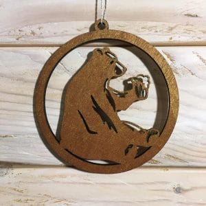 boule de Noël en bois avec un ours qui boit une bière