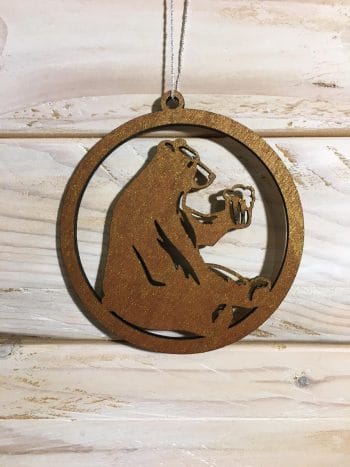 boule de Noël en bois avec un ours qui boit une bière