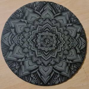 Dessous de Plat Mandala Ohm en Ardoise : Harmonie et Élégance pour Votre Table !