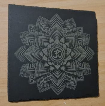 dessous de plat carré en ardoise personnalisé - mandala ohm