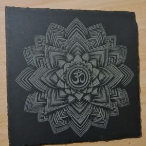 dessous de plat carré en ardoise personnalisé – mandala ohm