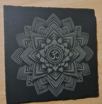 dessous de plat carré en ardoise personnalisé - mandala ohm 2