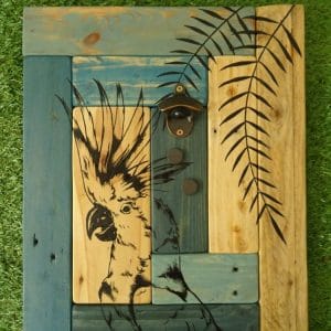 Ouvre-Bouteille Perroquet en Bois de Palette : Un Compagnon Coloré pour Vos Capsules !