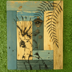 Ouvre-Bouteille Perroquet en Bois de Palette : Un Compagnon Coloré pour Vos Capsules !