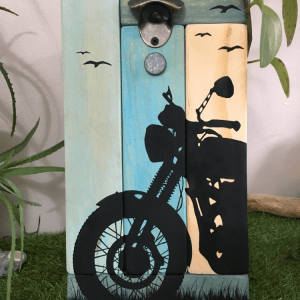 Ouvre-Bouteille Moto en Bois de Palette : Un Compagnon Vintage pour Vos Capsules !