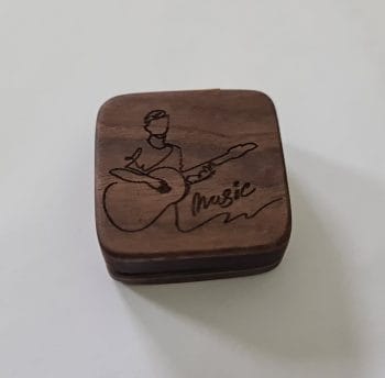 boite en bois personnalisé pour médiator de guitare