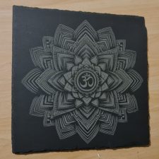 dessous de plat carré en ardoise personnalisé - mandala ohm